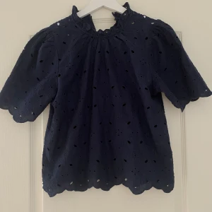 Mörkblå blus  - Fin marinblå blus ifrån Lindex, storlek S. Hör av er vid funderingar eller fler bilder!