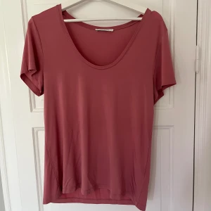 Samsoe Samsoe t-shirt  - Sparsamt använd u-ringad t-shirt från Samsoe i färgen Dusty Rose 🩷 Består av 92% kupro. Otroligt mjuk!