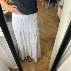 Kjol Stradivarius - Långkjol från Stradivarius i storlek S💕