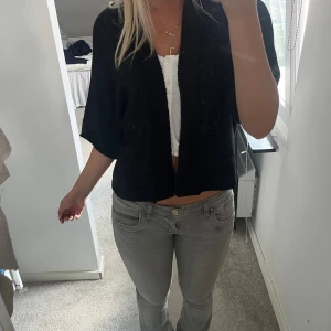 Stickad kofta - Stickad kofta med glitter i💕