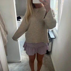 Söt kjol💕 - Söt kjol med blommmönster, aldrig använd🤍