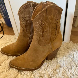 Cowboy boots - Ganska välanvända. Köptes för ca 1800. Defekt på ena skon (se bild). Pris går att diskutera 💞