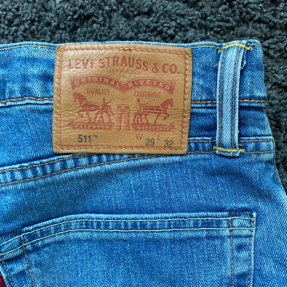 Levi’s jeans 511 i färgen blå. Storlek 29/32. Fint skick, nypris 1099, köp för endast 299kr. Hör av dig vid frågor🙌. Jeans & Byxor.