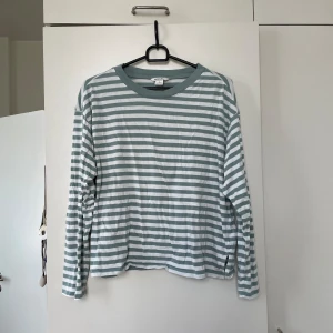 Randig tröja Monki - Använd några gånger men i ett mycket bra skick