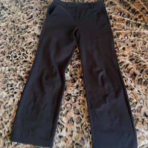 Kostymbyxor, Vero Moda - S/36. Byxorna är i bra skick. Har använts en del men inga defekter. Det finns  också hyfsat djupa fickor på framsidan så man får plats med mobilen i. Däremot finns det inga fickor på baksidan.💕