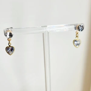 Handgjorda örhängen  - Handgjorda örhängen●Följ :@ekjewelryofficial🤲 ● 💎Material- silverpläterad metall, pärlor och zirconia ●Örhängeskrokar -Hypoallergen metall. Nickel fri. Längd - 1,5cm