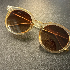 Solglasögon  - Jättefina solglasögon🩷 knappt använd💓 köpt från glitter💕