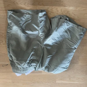 Gröna badshorts - Oanvända gröna badshorts, medel/kort längd. Stl xs