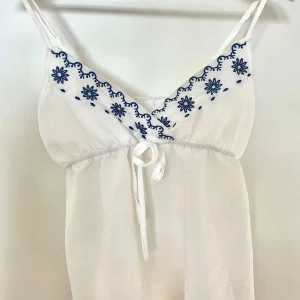 super gulligt linne 💞 - så fint linne med justerbara band o marinblå broderingar 💞 har aldrig använt 💗