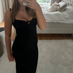 Satin klänning  - Jättefin satin klänning ifrån Gina, endast använd en gång så skicket är som nytt😊😙