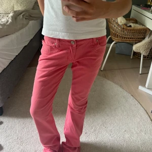 Lågmidjade rosa jeans - Snyggaste lågmidjade rosa jeansen, ett jättelitet hål på baksidan av benet längst ner som verkligen inte syns💗💗💗💗