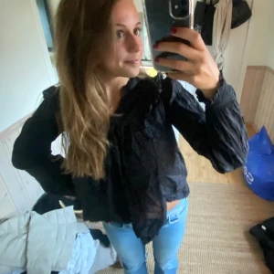 Svart blus! - Superfin blus från Young gina!!❤️