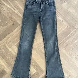 Super snygga jeans från gina.🤗❤️Säljer pg av att dem är lite för stora för mig. Som ni ser på bild ”3” är dem lite slitna längst ner, men det är inget som syns. Skriv priv för frågor eller funderingar.🎀