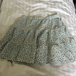 Kjol - Två Kjolar som är nya och sköna  30kr tsm 