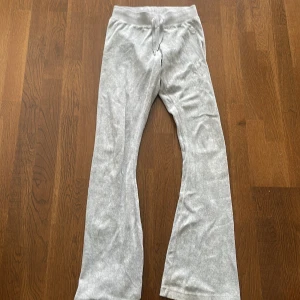 Juicy couture byxor - Jättebra skick knappt använd och jättesköna. Bra passform och storlek. 
