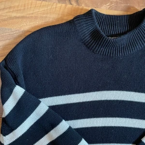 randig tröja från gina tricot  - köpt från gina tricot för runt 500kr (om jag minns rätt!). har använts ett fåtal gånger så är i väldigt bra skick. storlek xs men passar även s. hör av dig vid frågor (: 