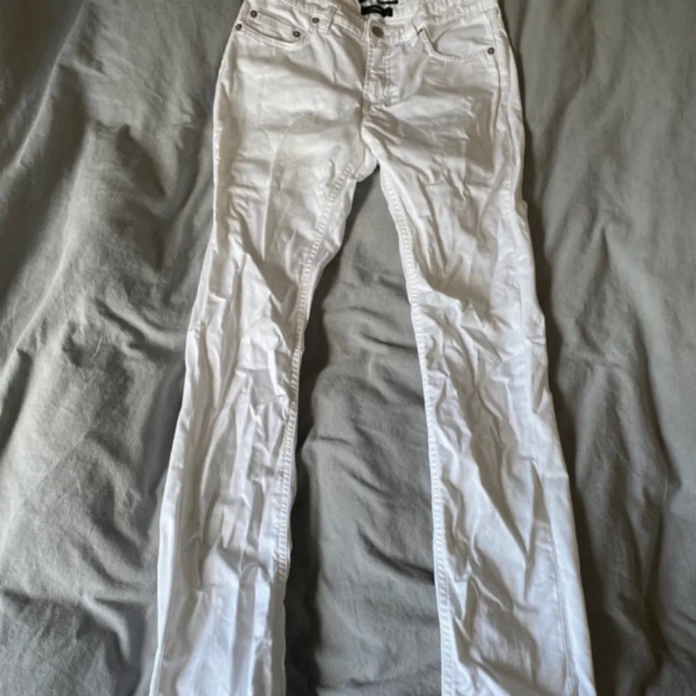 Vita, helt oanvända jeans från Filippa K. Raka ben och medelhög/ låg midja. . Farkut & Housut.