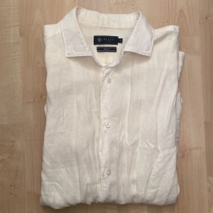 Riley vit linneskjorta - Vit och mjuk linneskjorta från Riley. 
