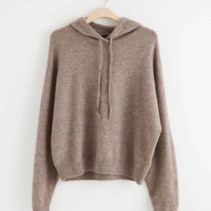 stickad hoodie - stickad tröja från lindex i bra skick, ny pris är 349 men pris kan diskuteras💞💞