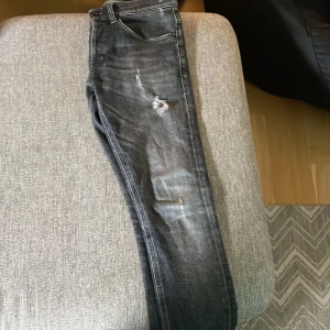 Dondup jeans - Ett par dondup jeans som inte är så använde då jag växte ur dom direkt 