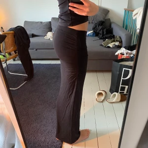 Svart långkjol - Svart långkjol från Ginas soft touch kollektion. Den har scrunch på sidan och formar sig så fint på kroppen!