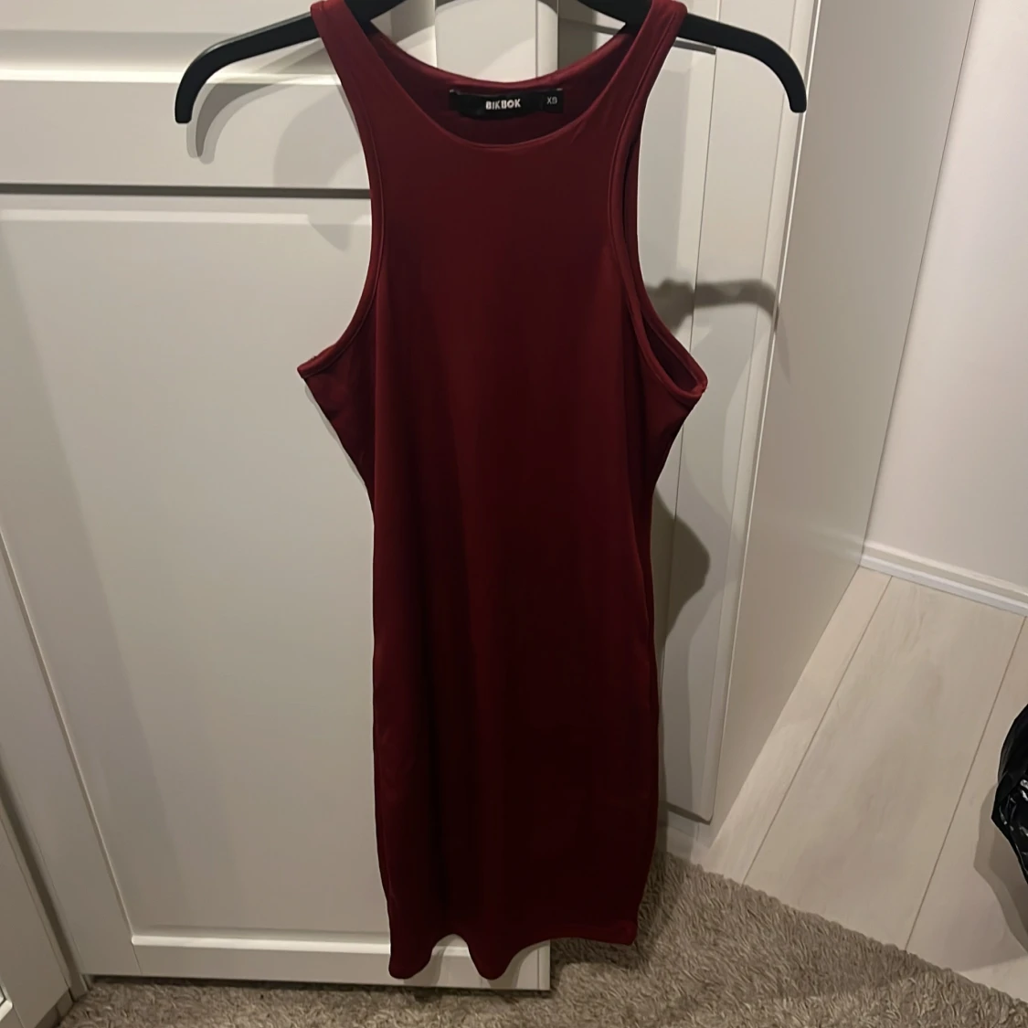 Vinröd kort klänning 