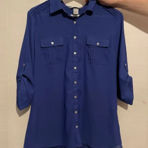 Fin blus från H&M. Strl 36/38 - Står Strl 40 men passar bättre 36/38.  Mina bilder gjorde inte färgen rättvisa, sista bilden visar färgen bäst :)