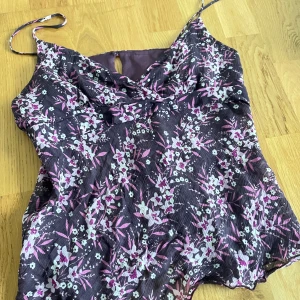 Vintage top - Drömlikaste sommartorpen!🌷🌷💖 i superskick! Storlek står ej men uppskattas som en M❤️
