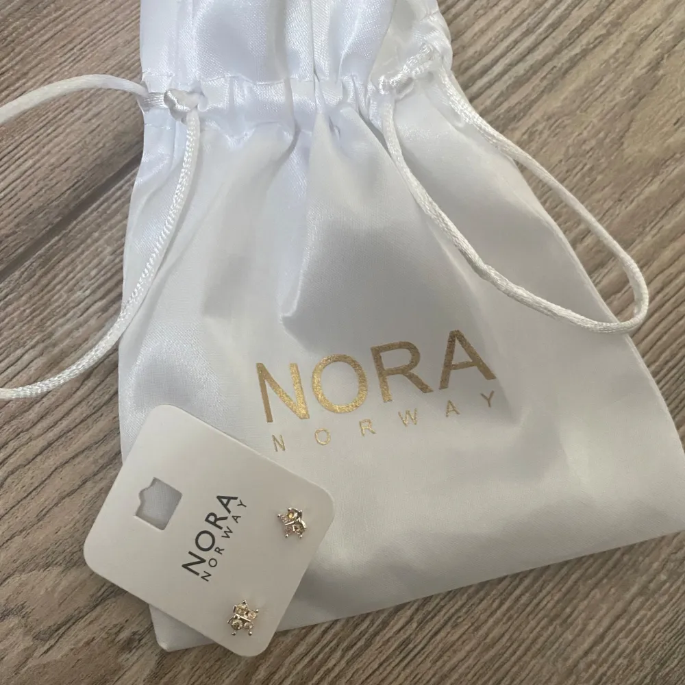 söta örhängen från nora norway! perfekt present!  små fjärilar i silver / champagne. aldrig använda🧚. Accessoarer.