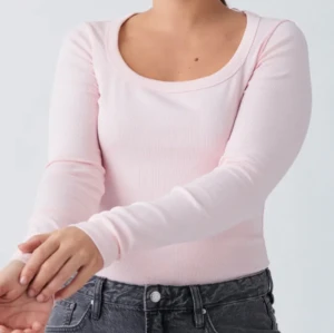 rosa långärmad tröja - Säljer denna super gulliga tröja från gina. Den är endast använd en gång och har inget slitage. 