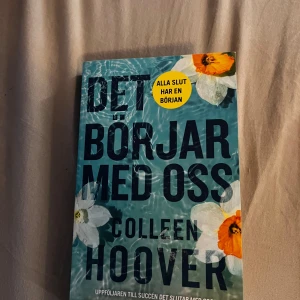 Det börjar med oss.  - Tvåan av ”Det slutar med oss” Jättefint skick. Aldrig ens läst utan står mest som prydnad då jag redan lyssnat ljudboken.