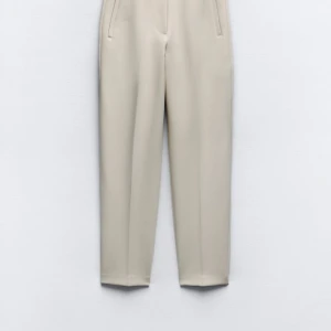 Zara - byxa med hög midja  - Använd 1 gång innan.  Jag är 159 cm och den sitter perfekt i längden.   Nypris 379kr. 