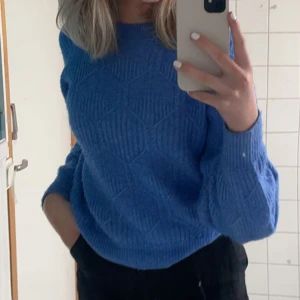 Blå stickad tröja - Säljer min jätte fina stickade tröja från esprit, den är verkligen i jätte bra skick och endast anvönd ett fåtal gånger. Säljer för den aldrig kommer tlll användning. Köpt för 800