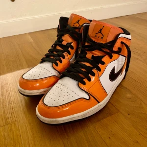 Jordan 1 mid - Tjena säljer nu mina Jordan 1 ”Orange Turf” mid. Storlek 43 men passar även 42/44.Använda en halv sommar har ett litet märke på höger skon. Skick 7/10 Ny pris från merch sweden 2999.  Tveka inte på att höra av er om ni har några funderingar mvh Nils 
