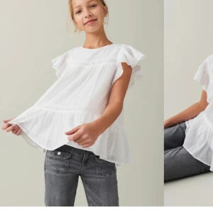 Söt blus från Gina Tricot Young  - Säljer denna jättefina vita blusen från Gina Young. Endast använd enstaka gång och är som ny! Storlek 170 men passar mig som vanligtvis bär storlek S i kläder. Passsr både till vardags och finare tillfällen.