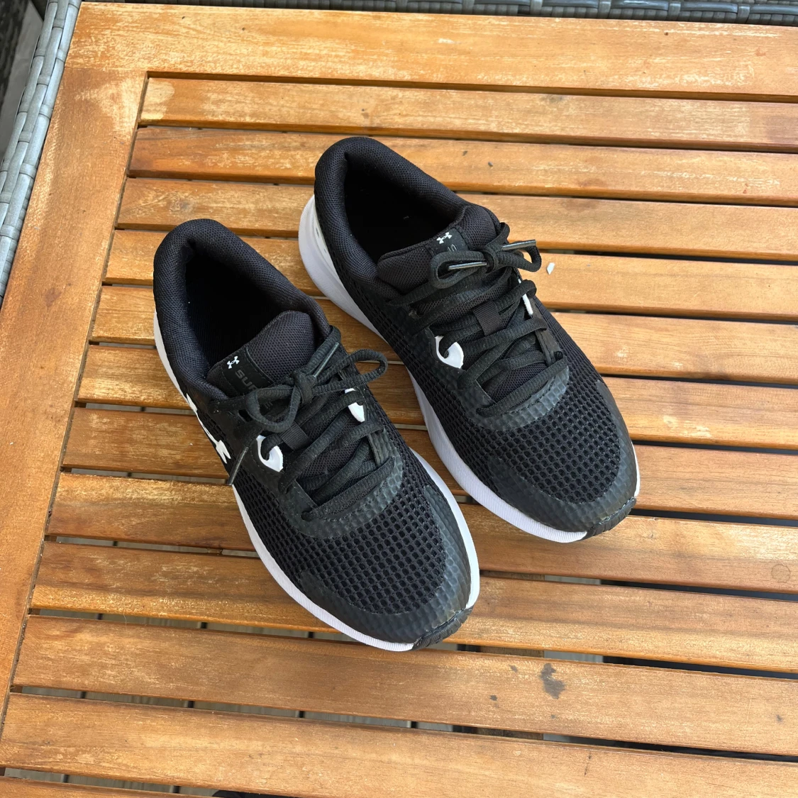 Nästan oanvända Under Armour löpskor  - 93