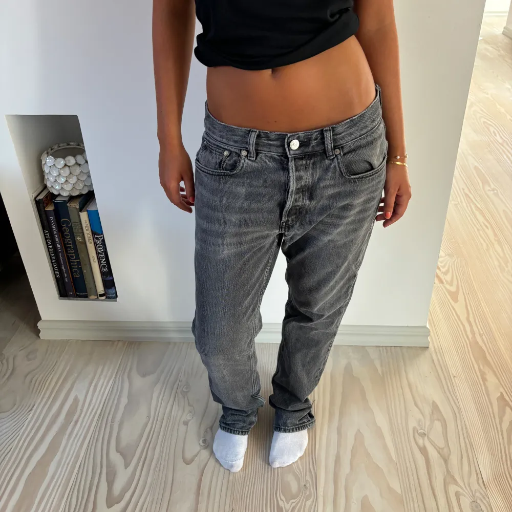 Snygga grå jeans från arket! Jättebra skick! Skulle säga att de passar S-L beroende på hur man vill att de ska sitta! Brukar ha 36 i jeans som referens🖤. Farkut & Housut.