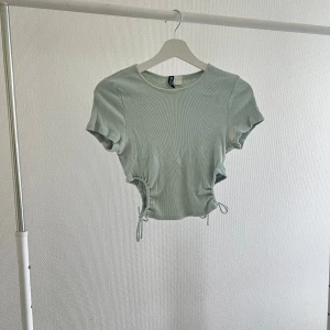 Topp som man kan Knyta på sidorna -  Har haft på mig den två gånger och är inte min stil längre 