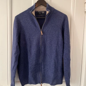 Kashmir zip tröja M - Mycket fin kashmirtröja från märket Paul Costelloe i färgen marinblå. Storlek M med 10% Kashmir. Köp för endast 599kr