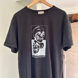 En fet tisha från märket Alexander mcqueen i storlek M men passar också L, t-shirten är sparsammt använd och har inga defenter så är därför condition 8.5/10. Original pris är ca 4000 Hör av dig vid minsta fundering!