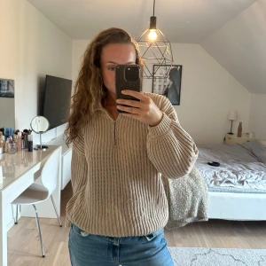 Stickad tröja - Beige stickad tröja från NAKD 