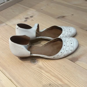 Sandaler med klack - Jättesöta somriga vita sandaler med låg klack. Köpta secondhand. Lite småslitna men på ett snyggt sätt. Storlek 37 men passar 38 typ. Säljer pga försmå. Märke: ten points. Såå söta! KOLLA MIN PROFIL❤️
