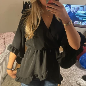 Jätte fin volang blus  - Svart volangblus med knytning i ryggenoch resår i midjan🖤