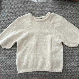 Stickat tshirt - Så söt och skön kortärmad tröja med unik design på tyget❤️‍🔥❤️‍🔥Mycket bra skick!