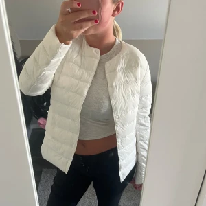 Vit dun jacka - Super fin vit tunn dunjacka, helt oanvänd, säljer då den som sagt aldrig kommit till användning så den har inga defekter och super fin jacka allmänt!❤️ priset kan diskuteras såklart och skriv för fler bilder och frågor!!🥰