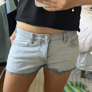 super fina jeans shorts från lager 157, köpta förra sommaren men använda flitigt! Säljer då dom inte kommer till användning längre💓 