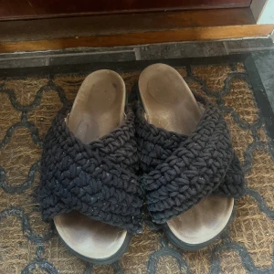 Inuikii 39 - Snygga svarta Inuikii tofflor, storlek 39🥰