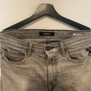 Grå jeans från Replay - hej! jag säljer ett par gråa replay jeans. de är i storlek 12/150. men de passar min kompis som är 162. de är hål i båda bak fickorna men bara små hål inget kan ramla ut ut den. de har även lite andra slitage. hör av er om ni har några frågor om jeansen!
