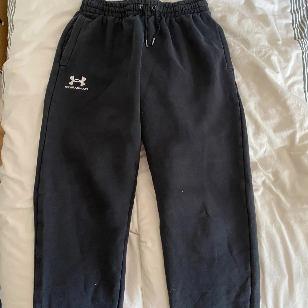 Säljer dessa mjukisbyxor från Under Armour i strl M. De är i perfekt skick och det finns inga tecken på skador.. Jeans & Byxor.