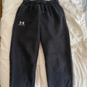 Byxor - Säljer dessa mjukisbyxor från Under Armour i strl M. De är i perfekt skick och det finns inga tecken på skador.